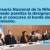 Placa informativa de #InfanciaEnDeuda. Texto: "Defensoría Nacional De la Niñez: el Senado paraliza la designación y deja el concurso al borde del vencimiento". La imagen muestra a la Comisión Bicameral en sesión en el Congreso.