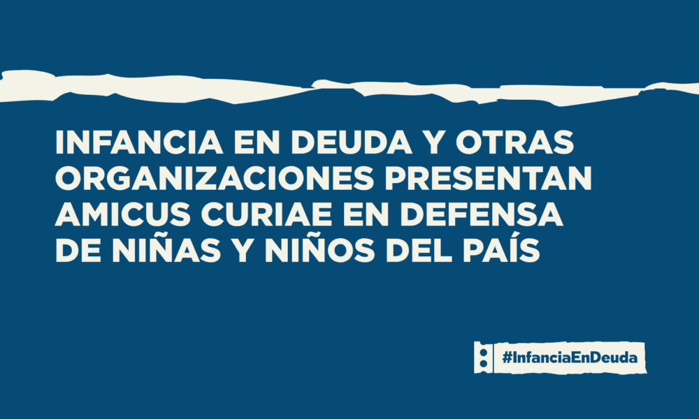 Imagen de portada con fondo azul marino y una franja irregular en beige en la parte superior que simula una ruptura. Texto en blanco: "Infancia en Deuda y otras organizaciones presentan amicus curiae en defensa de niñas y niños del país". En el ángulo inferior derecho, el logo de #InfanciaEnDeuda.
