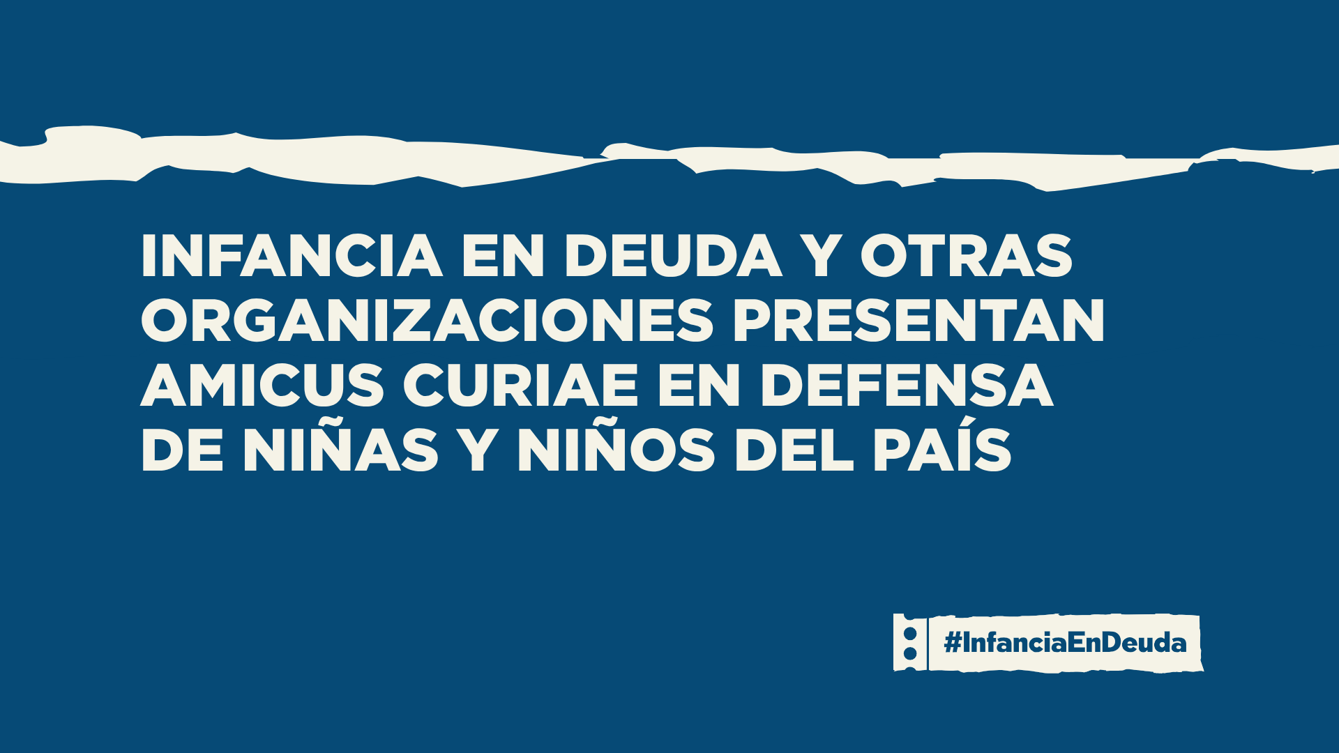 Imagen de portada con fondo azul marino y una franja irregular en beige en la parte superior que simula una ruptura. Texto en blanco: "Infancia en Deuda y otras organizaciones presentan amicus curiae en defensa de niñas y niños del país". En el ángulo inferior derecho, el logo de #InfanciaEnDeuda.