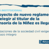 Imagen apaisada con fondo crema y franja azul oscuro rasgada en el borde superior. Volanta en celeste: "Alerta institucional". Título en azul: "El proyecto de nuevo reglamento para elegir al titular de la Defensoría de la Niñez es ilegal". Bajada: "Organizaciones de la sociedad civil exigen su rechazo íntegro". Abajo a la derecha, el logo de #InfanciaEnDeuda.